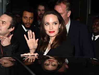 Η Αντζελίνα Τζολί στα καλύτερα της - Με σικ παλτό και χρυσές γόβες σε εκδήλωση στο Λονδίνο